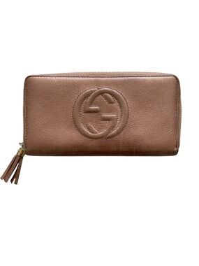 Gucci Soho Metallic Rose Gold Leather Zip Around Wallet GG Tassel Made in Italy
